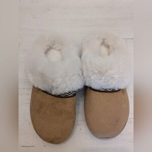 Isotoner Women’s Classic Comfort Hoodback Slipper 8.5/9 Faux Fur Buckskin